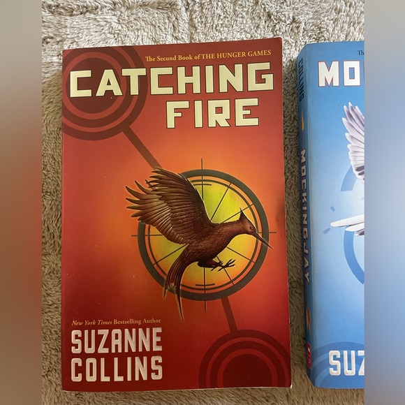 Hunger Games - Last 2 Books of Series - Picture 2 of 3